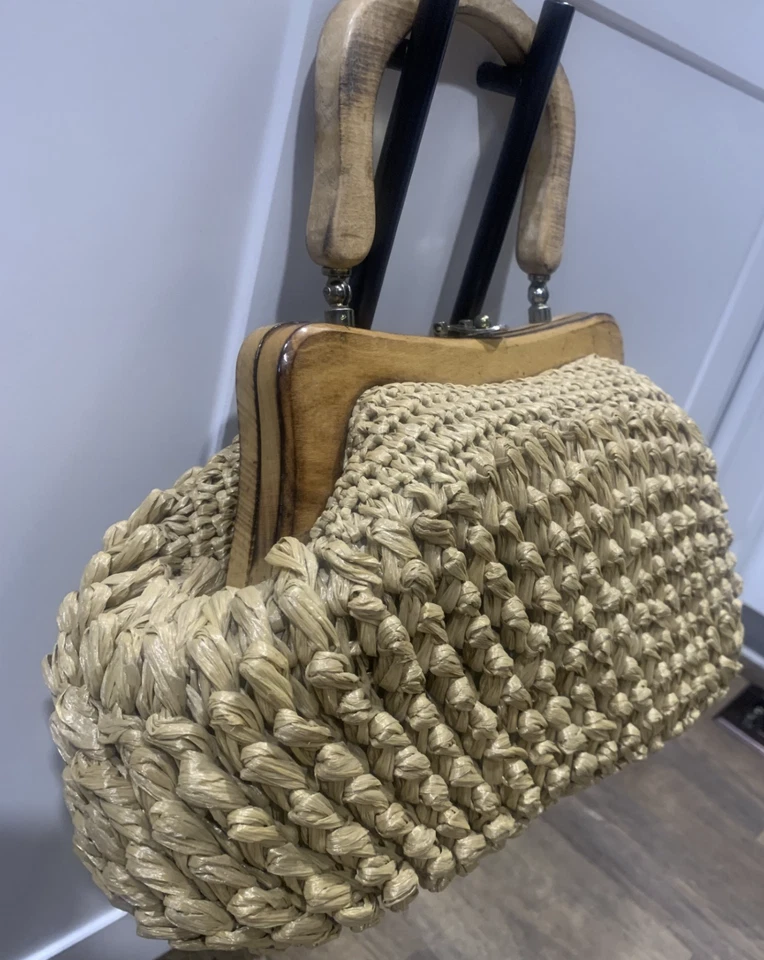 VTG GAYMODE WOVEN BASKET HANDBAG PURSE STRAW WOOD HANDLE GOLD METAL CLASP 8x13x5 - Image 2 of 4
