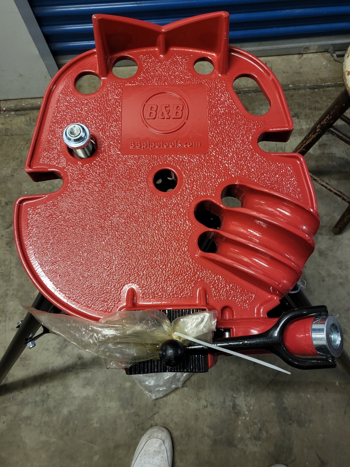 B&B 6100 Tri-stand Chain Vise 1/8 inch to 6 inch Pipe Capacity 