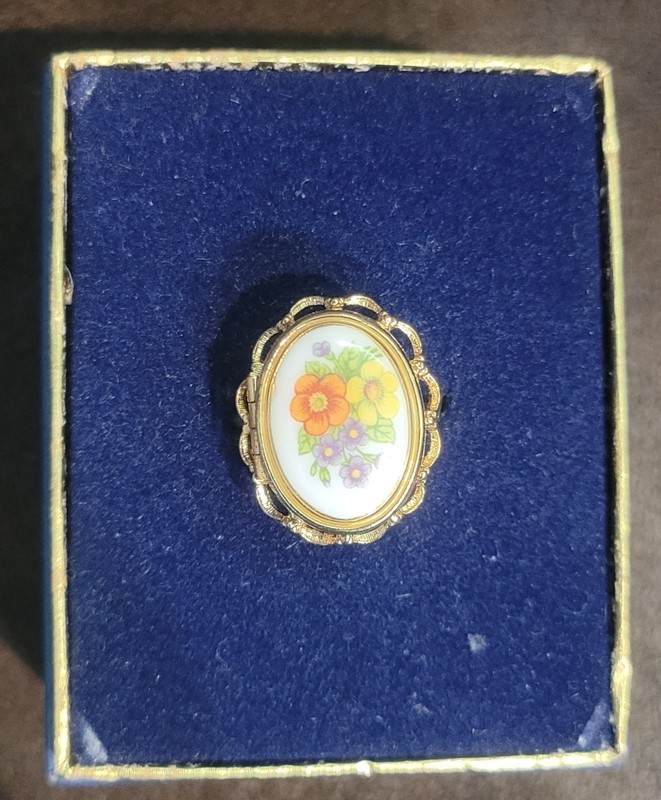 Vintage Avon French Flowers Locket Ring