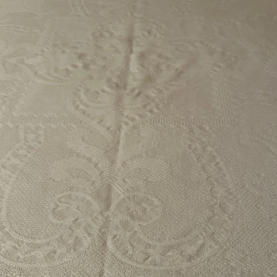 Cobertor Patrón Matelasse, Aprox 72" x 72" Pulgadas, Blanco, Vintage Foto 4 de 4