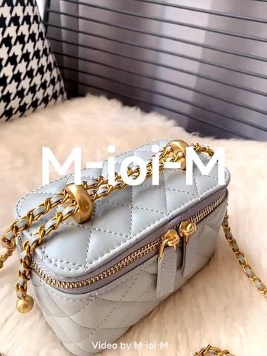 Mini Bolso de Hombro Pequeño Acolchado de Piel de Cordero con Estuche de Tocador de Cadena - Vídeo 1 de 1