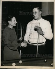 1935 Press Photo Georgia Veatch & Jay Berwanger U of Chicago at billards