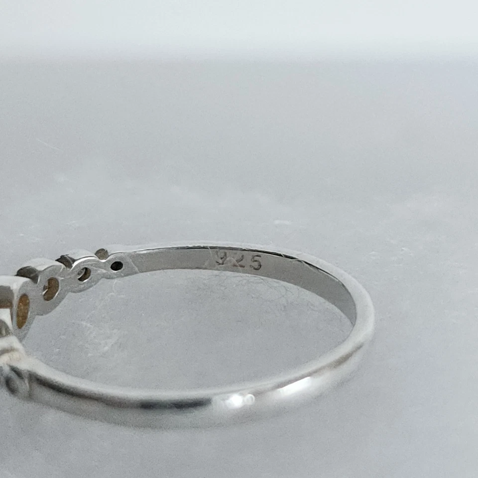 Anillo banda circonita cúbica de plata esterlina talla 6 | 1,1 g | Diseño apilable de cinco piedras Foto 2 de 4