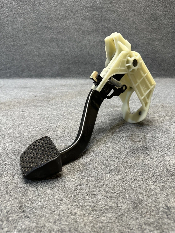 2013-2016 BMW 320I F30 FRONT FLOOR BRAKE STOP PEDAL & SUPPORT MOUNT BRACKET OEM - Image 2 of 4