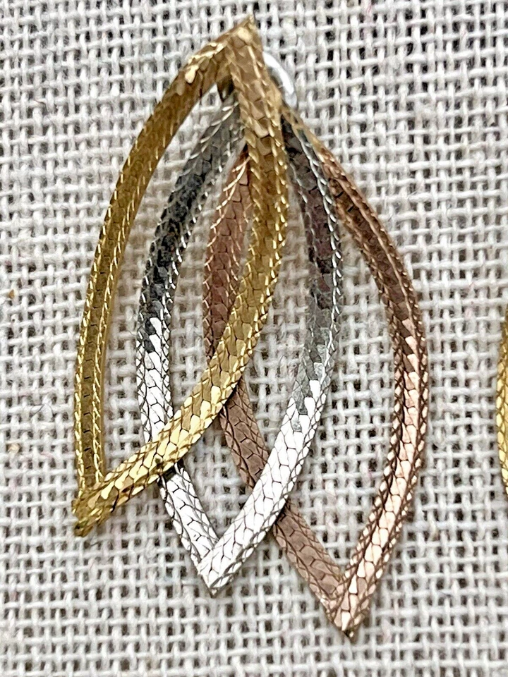 Pendientes perforados de colección tricolor diseño triple hoja oro, oro rosa y plata 1 1/4" Foto 2 de 4