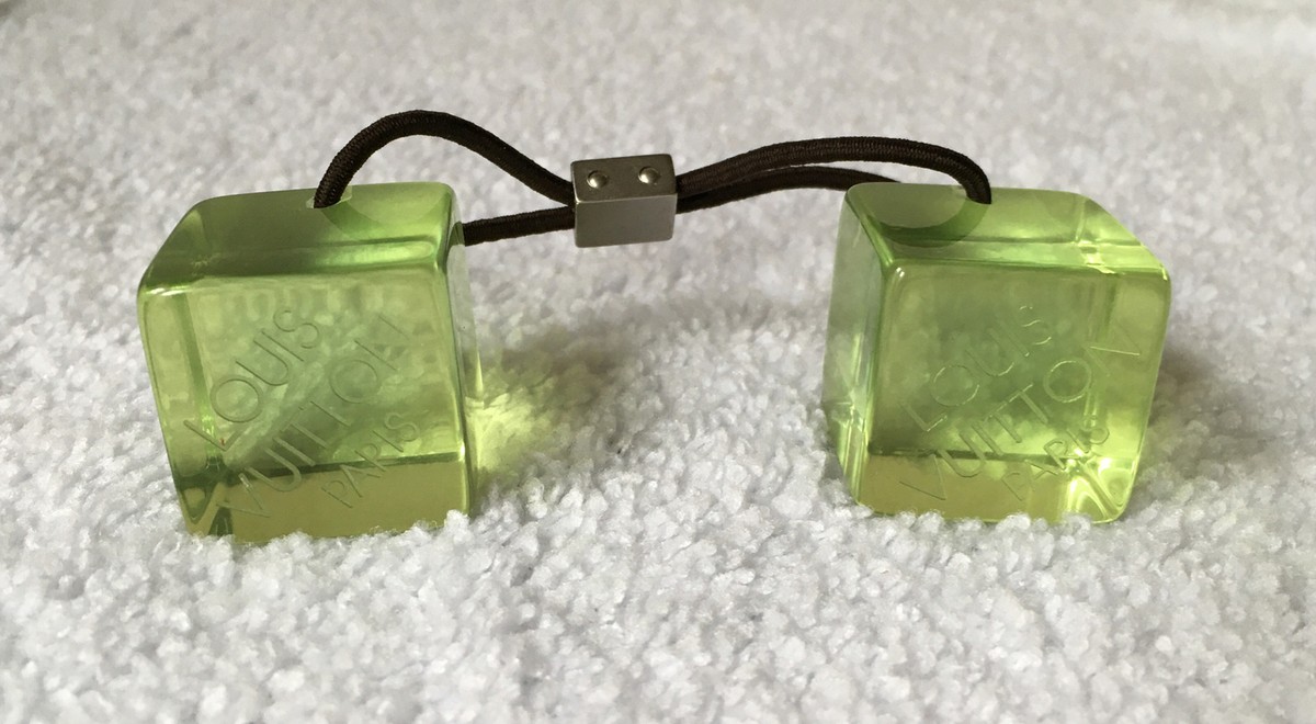 Louis Vuitton Vintage Plastic/Resin Hair Cube Tie in  display picture 1