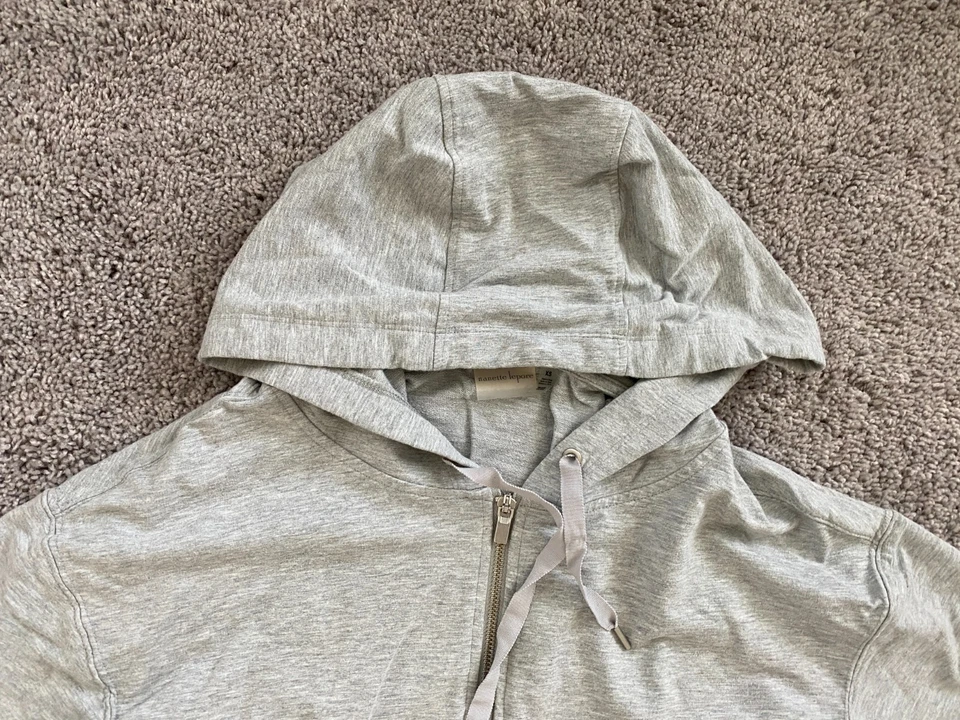 Sudadera con Capucha Nanette Lepore Para Mujer Extra Pequeña Gris Mangas Largas Espalda Corredora Foto 4 de 4