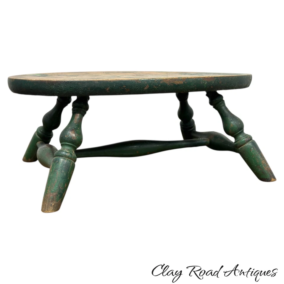 Antiguo reposapiés Windsor pintura verde antigua primitiva patas extendidas estilo torneado Foto 2 de 4