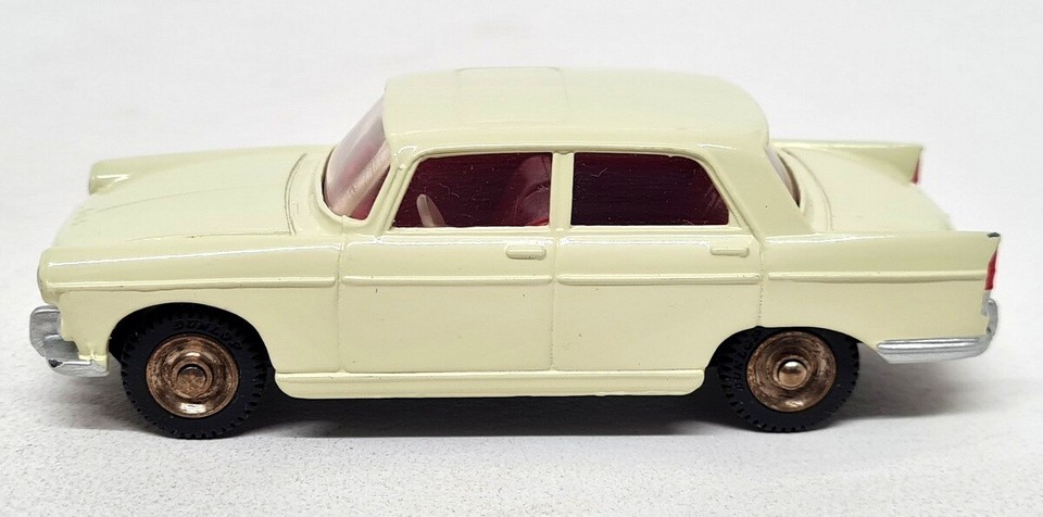 Dinky Meccano Vintage 236 Connaught Race Car Green / Red Restored