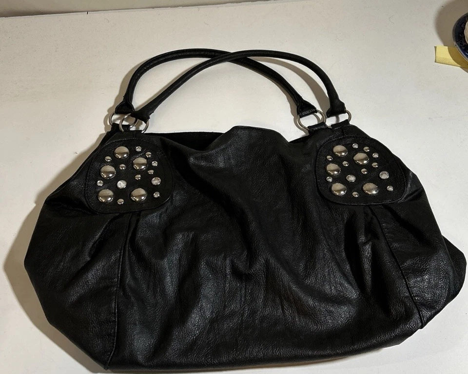 Cartera HOBO BUCKET RUE21 de cuero sintético con herrajes plateados tachonados. Foto 2 de 4