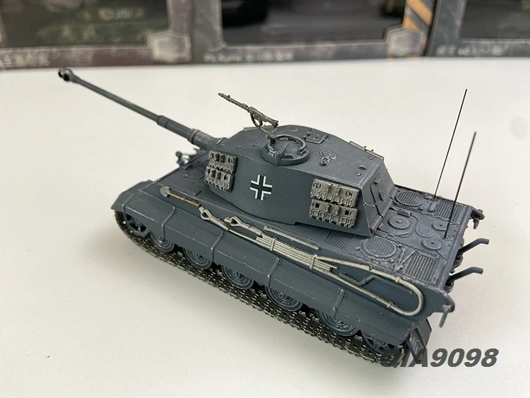 New 1:72 Scale WWII German Tiger II tank - Berlin 1945 Gray Metal Plastic Model - Image 3 of 4