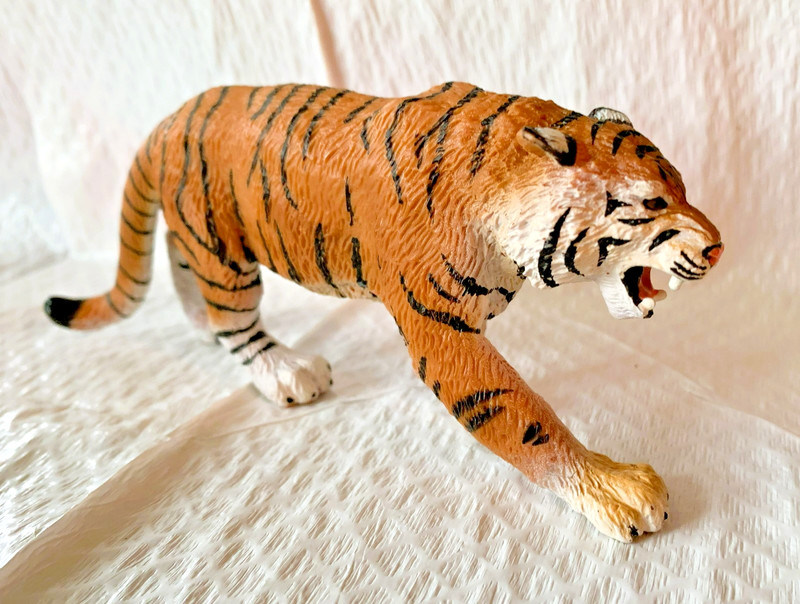 Bengal Tiger figure Safari Ltd  2006 6” hard plastic school mascot
