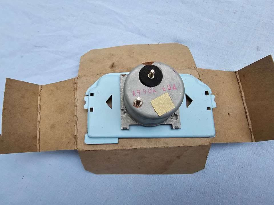 NOS 1977-1979 PONTIAC BONNEVILLE DASH CLOCK 995273 READ AUCTION WRITE UP - Image 2 of 4