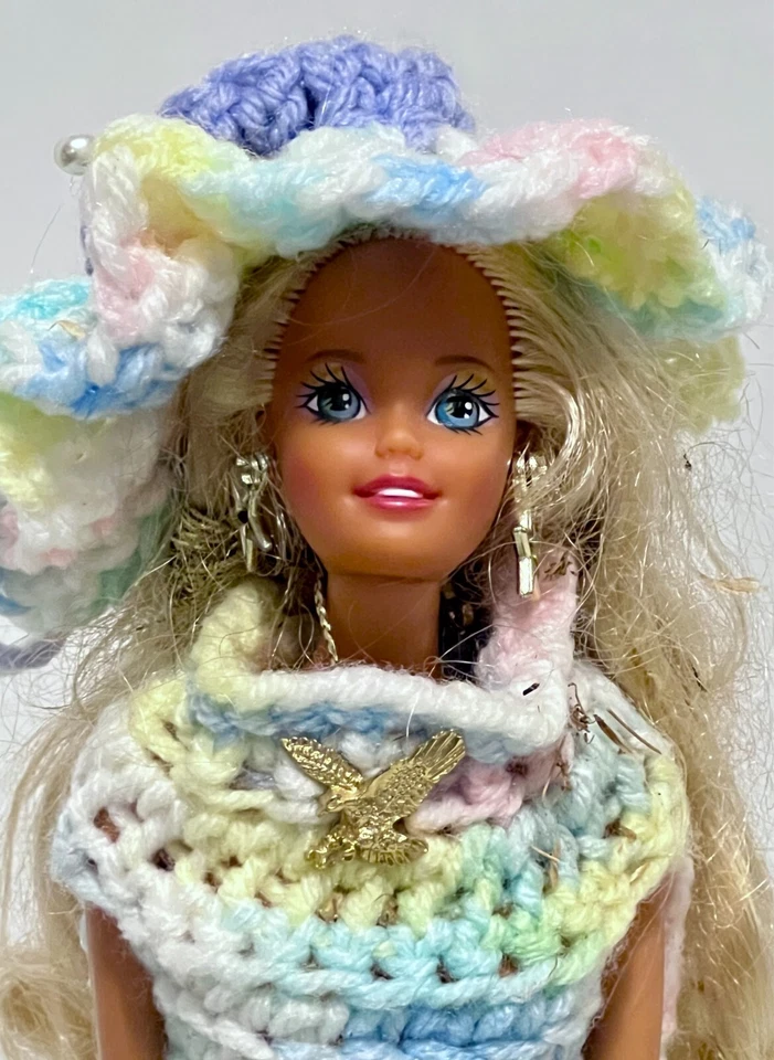 Muñeca Barbie Mid Century años 70 12"" cubierta de papel higiénico ganchillo azul, rosa, blanco Foto 3 de 4