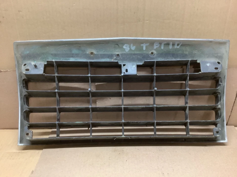 Ford Thunderbird 1985 1986 parrilla de fábrica de plástico cromado usada sin emblema Foto 2 de 2