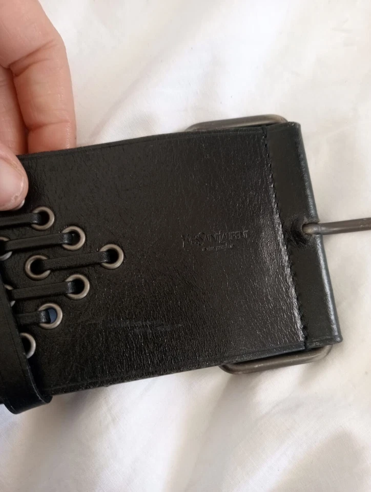 Cinto de cintura alta de couro preto Y# Yves Saint Laurent tamanho 38 polegadas  - Imagem 2 de 4