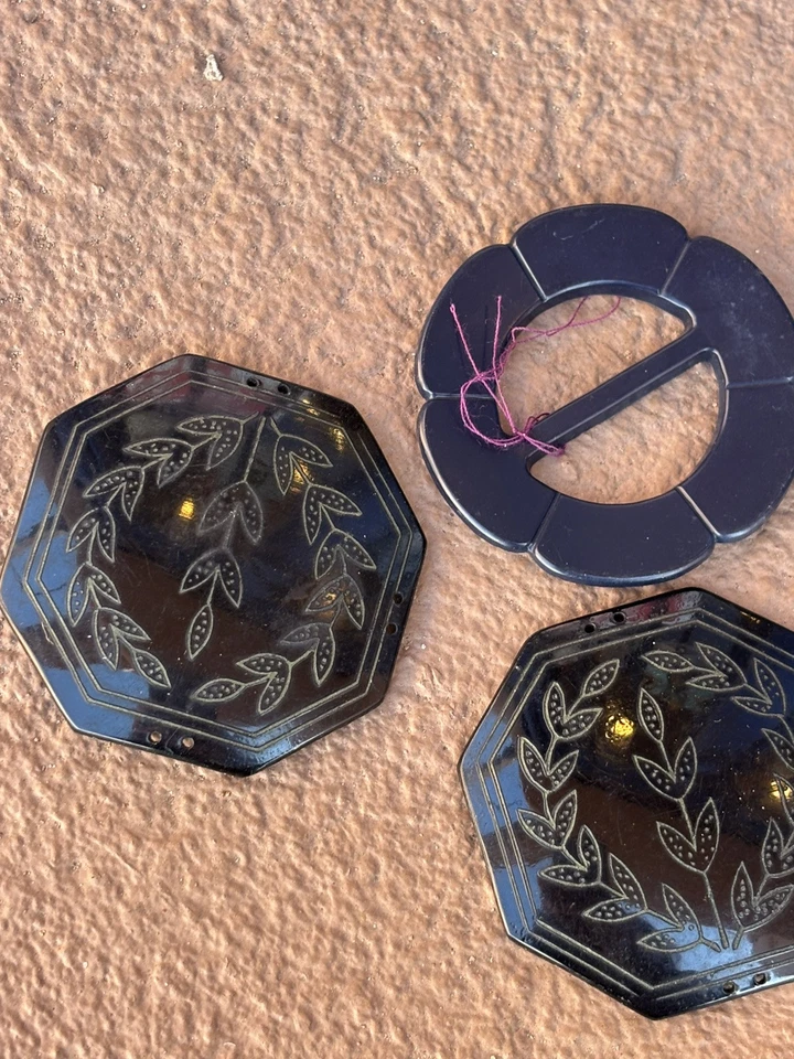 Lot Of Three Vintage Belt Buckle Plastic Black And Blue  Leaves Mid Century Foto 3 de 4