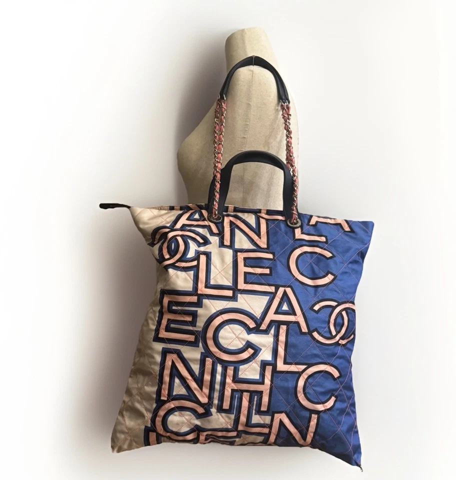 Bolso de Mano Chanel Grande Gráfico Acolchado Azul Rosa Logo Estampado 2019 RARO Foto 3 de 4