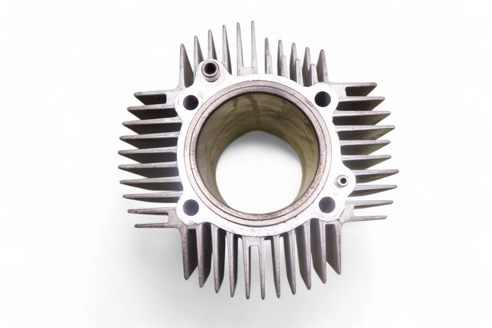 Ducati 750 GT 750GT DM750 1975 Super Sport bisel DM Desmo cilindro trasero Foto 3 de 4