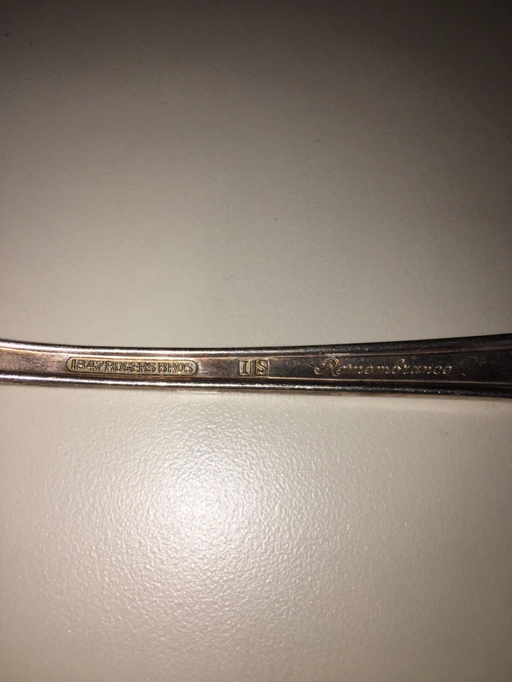 23 1847 Rogers Bros. Remembrance horquillas plateadas, cucharas cuchillos cucharón de bayas Foto 4 de 4
