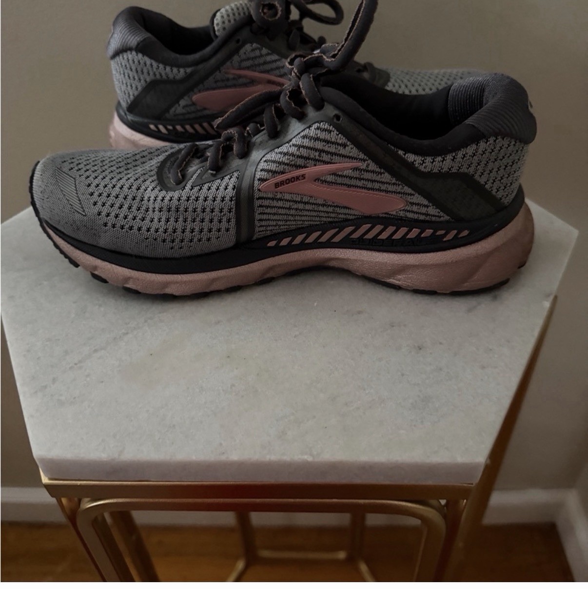 Brooks GTS XX Adrenaline Gray/Rose Size 7M Women’s Great Used Condition. thumbnail 9