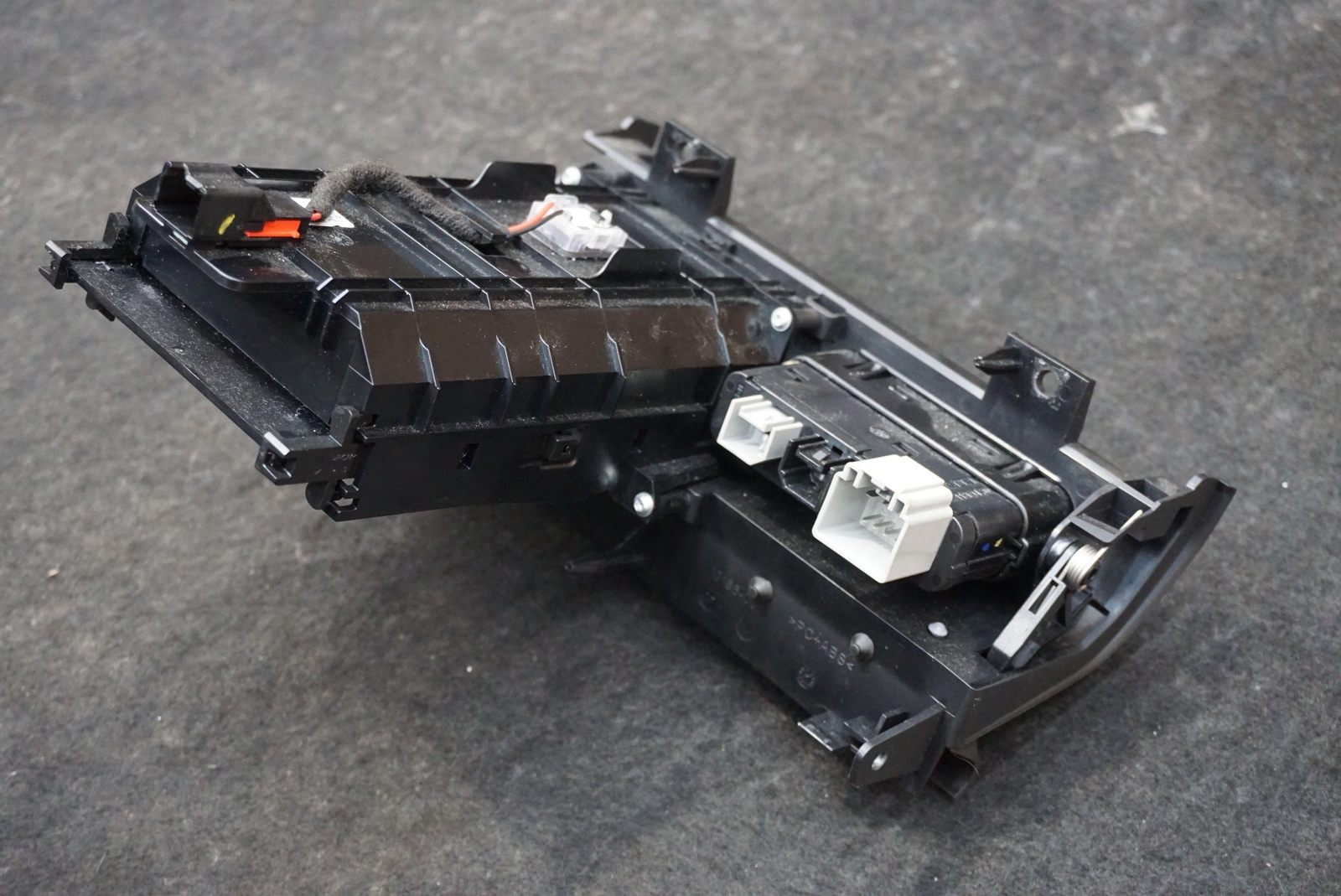 Center Console Storage Tray USB AUX OEM 670152831 Maserati Ghibli M157 2017-24