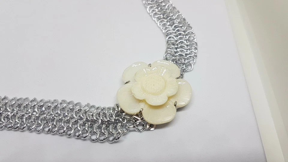 Girocollo In Alluminio Color Argento e Madreperla Bianca NUOVO Handmade - Immagine 3 di 4