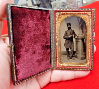 ORIGINAL CIVIL WAR CASED TINTYPE PHOTOGRAPH OF UNION SOLDIER HOLDING PISTOL