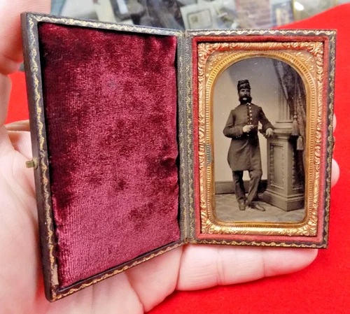 ORIGINAL CIVIL WAR CASED TINTYPE PHOTOGRAPH OF UNION SOLDIER HOLDING PISTOL