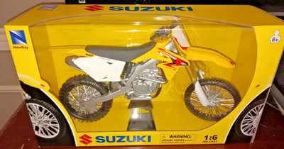 RARE FIND: NIB NewRay Suzuki RM-Z450: White Exhaust & Shock Covers, 1:6 Die-Cast