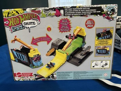 Hot Wheels Skate Tony Hawk Transforming Skate Bus with 5 Exclusive