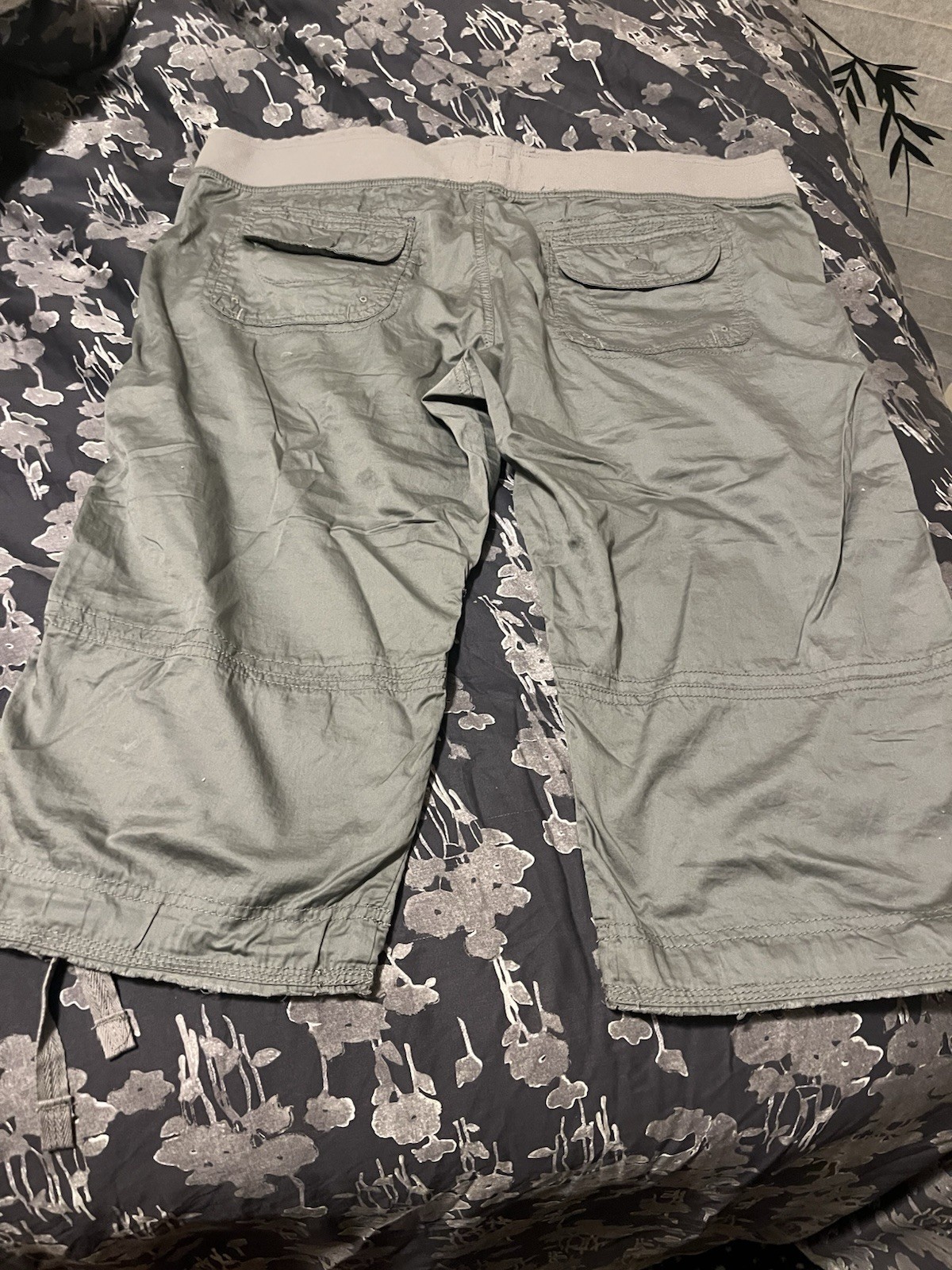 Women’s Beige Solid Cargo Shorts Knee Length with Cargo Pockets