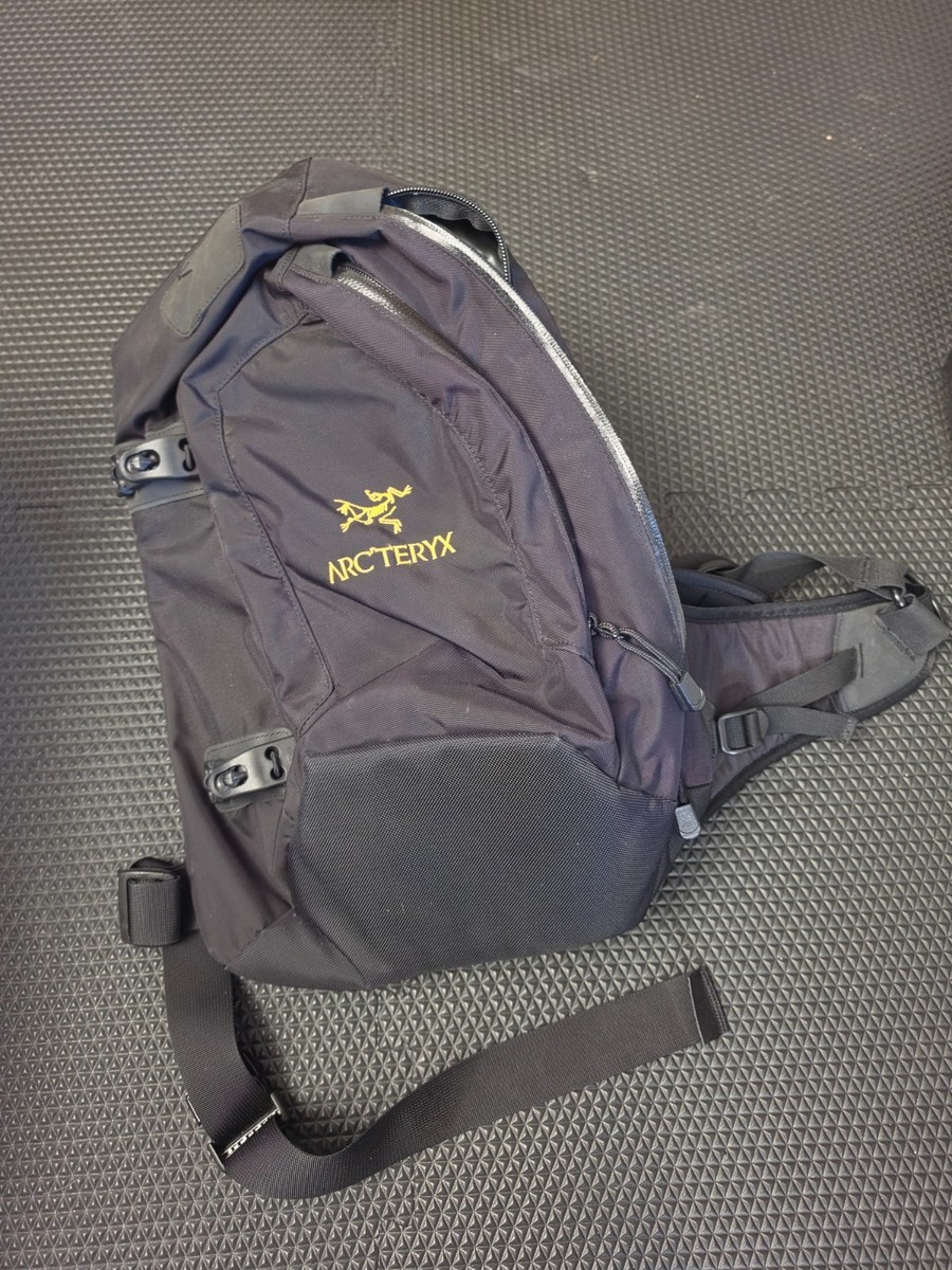 Arc'teryx Quiver Sling Crossbody Backpack - Black/Yellow