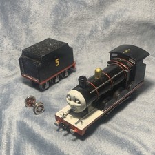 Thomas & Friends James the Red Engine HO Steam Locomotive with Tender, Black/Red