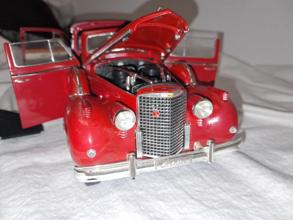 Signature 1/18 Scale 1938 Cadillac V16 Fleetwood - Red Collectible - Image 3 of 4