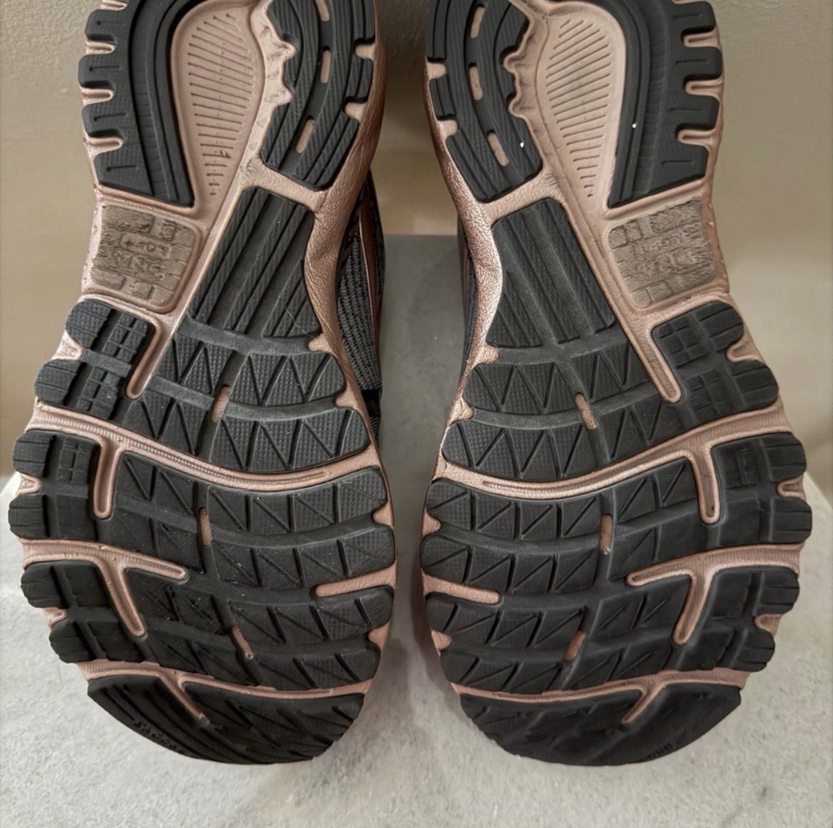 Brooks GTS XX Adrenaline Gray/Rose Size 7M Women’s Great Used Condition. thumbnail 7