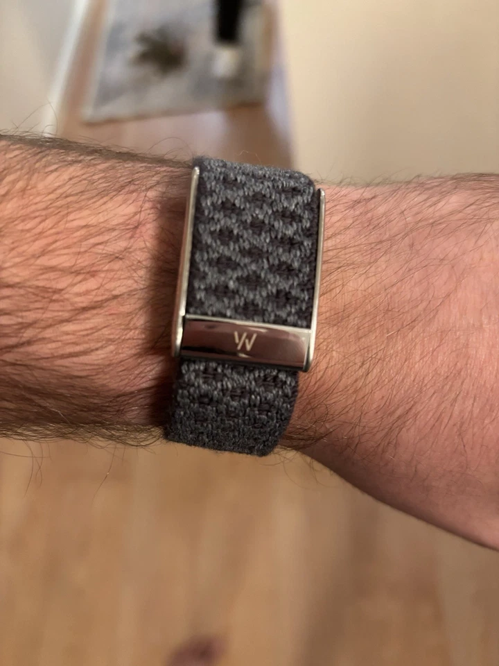 Whoop 5.0/MG Cloudknit Luxe - Cinza/Preto (Tempestade) - Fecho Prata Titânio - Logotipo - Imagem 2 de 4