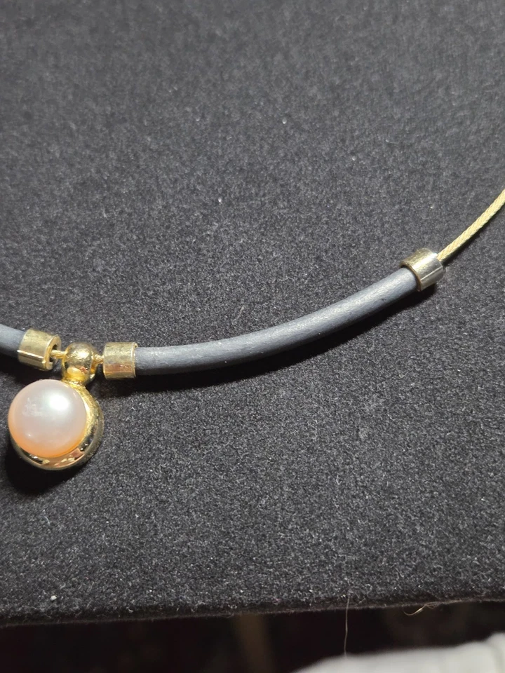 Colgante rosa real de 10 mm perla en tono dorado tono dorado 15" alambre goma detalles en muy buena condición Foto 4 de 4