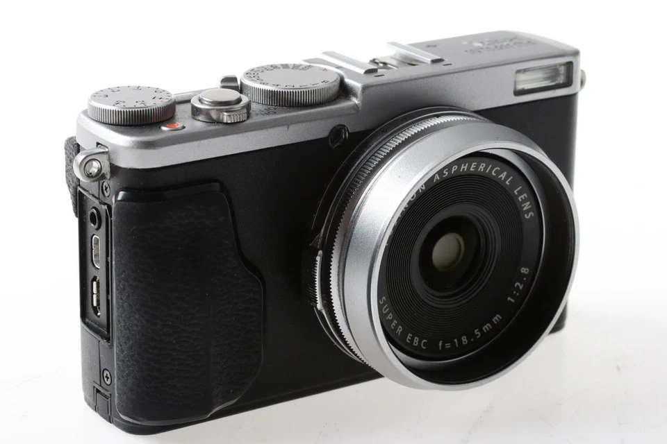 FUJIFILM X70 Premium Kompaktkamera - Silber - SNr: 5DQ01805 - Bild 2 von 4