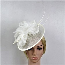 STUNNING IVORY SINAMAY FASCINATOR WITH MATCHING FEATHERS/HEADBAND RACING