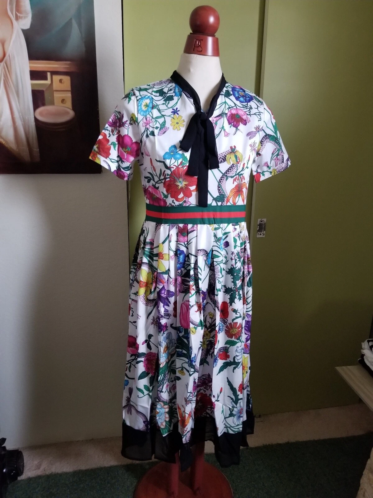 Robe midi élégante inspirée de Gucci A THENA col cravate fleurie ligne A