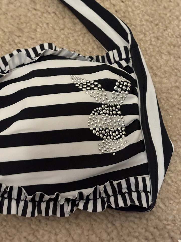 BIQUÍNI PLAYBOY PRETO E BRANCO LISTRADO CABEÇA DE COELHO MAIÔ TAMANHO MÉDIO - Imagem 2 de 4