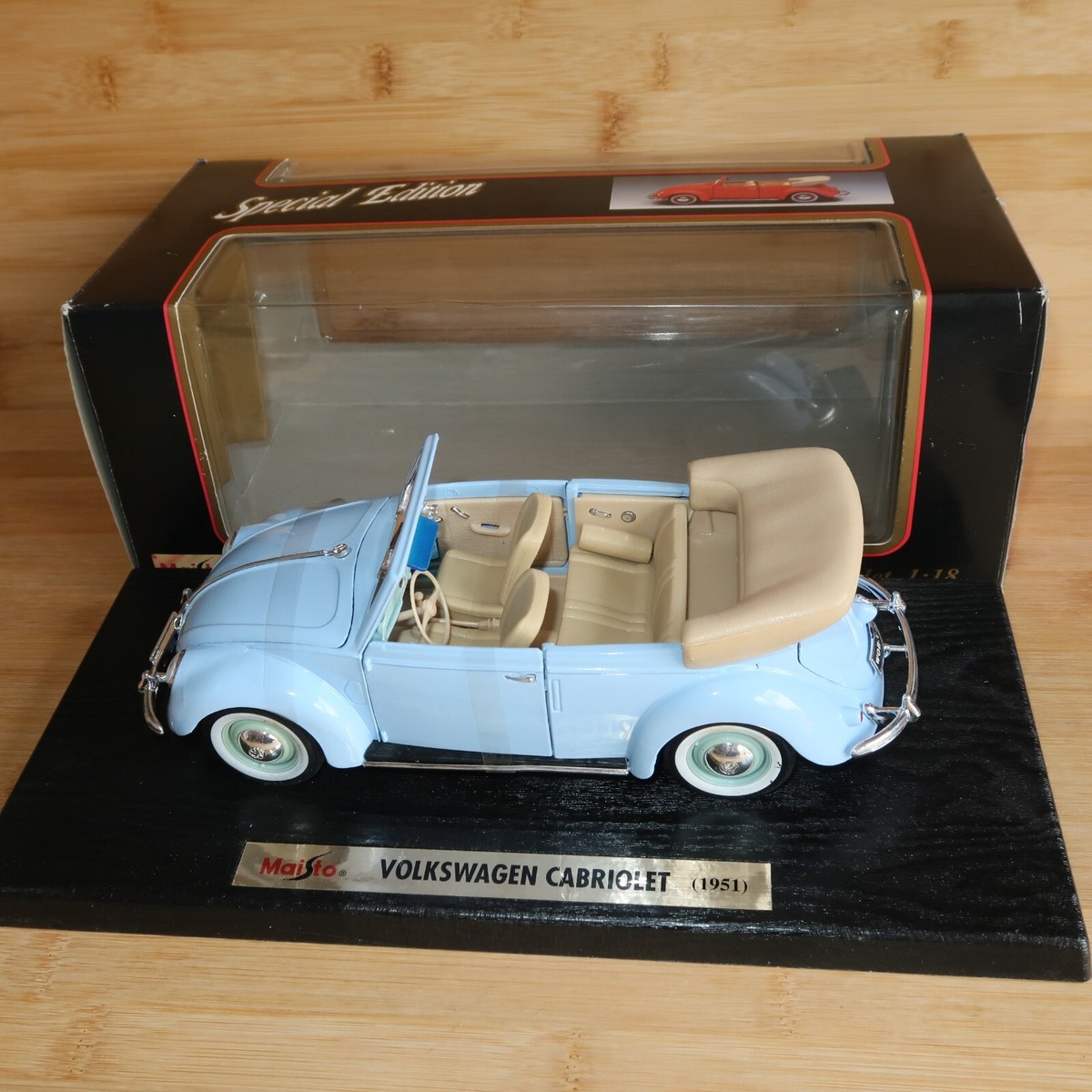 Maisto 1/18 Scale Model Car 1951 Baby Blue Volkswagen Cabriolet