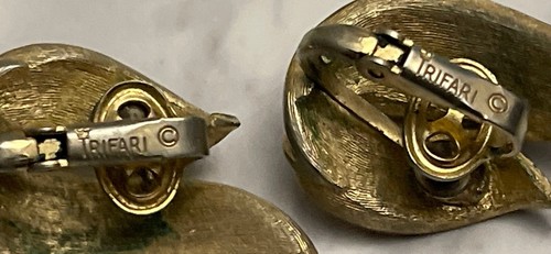 Pendientes de clip vintage firmados por Trifari tono dorado joyería TEH2-1 - Imagen 4 de 6