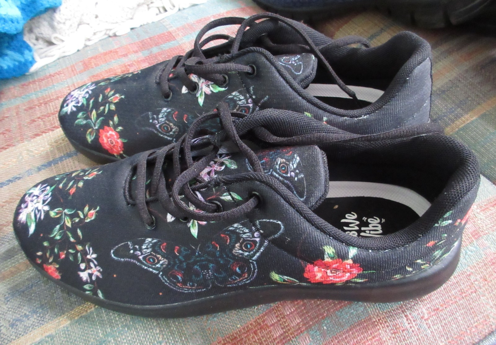 Yes We Vibe Black Red Roses Canvas Tie Shoes Women's 11 M Worn Once