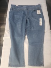 Signature by Levi Strauss. Gold Label Women Totally Shaping Pull On Capri 18/34