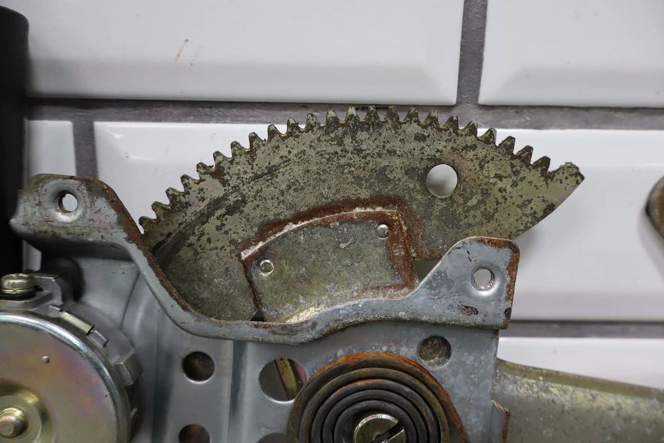 Regulador ventana trasera izquierda convertible Toyota Celica 1984-1985 Foto 3 de 4