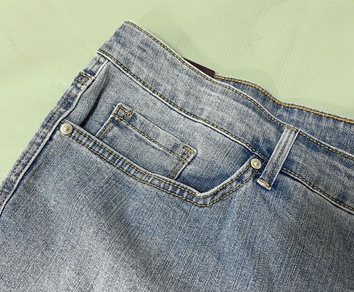 GLORIA VANDERBILT Women’s Size 28W Mid Rise Bermuda Denim Shorts Light Wash - Picture 4 of 6