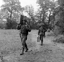 WW2 WWII Photo World War Two / US Army Soldiers in Action Normandy July 1944