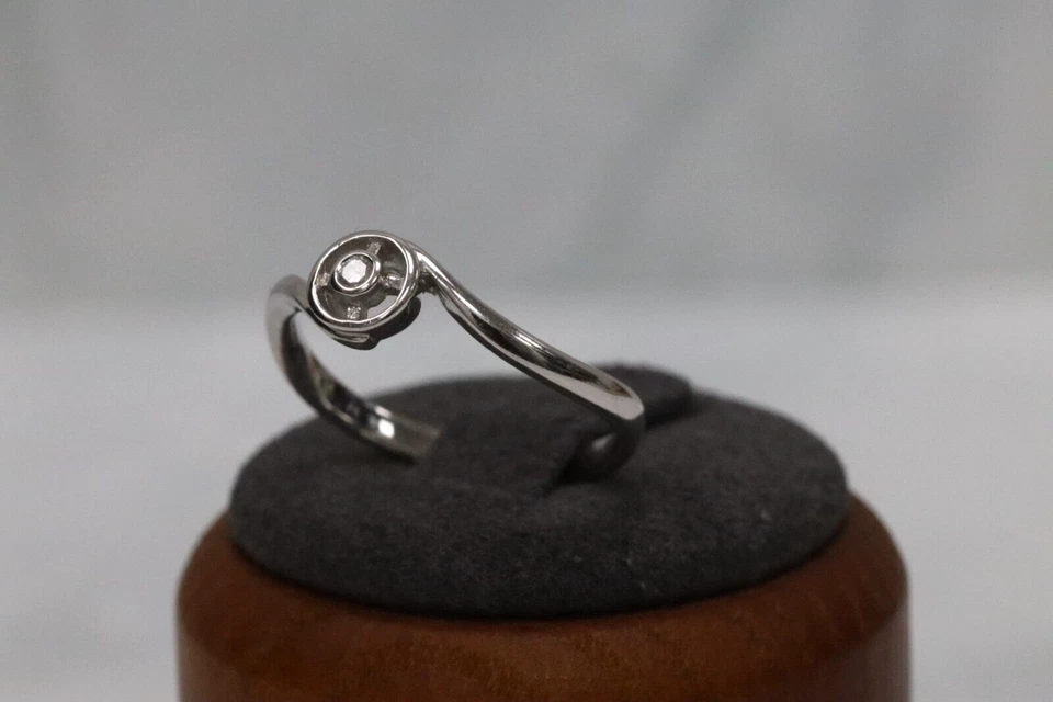 9ct White Gold Diamond Bypass Ring - Size O — 第 2/4 张图片